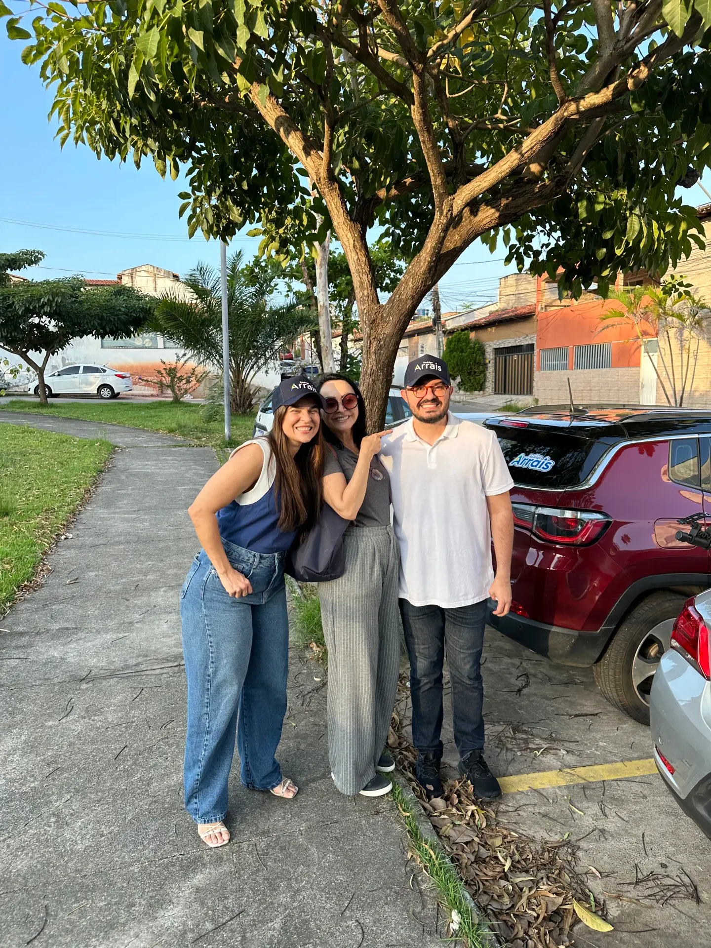 Rodrigo Arrais caminhando com moradores