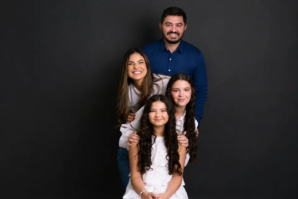 Rodrigo Arrais ao lado da esposa e das duas filhas